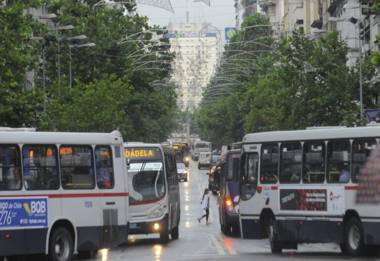 Desfile de Carnaval 2024: estos son los desvíos de transporte y cortes de tránsito en Montevideo