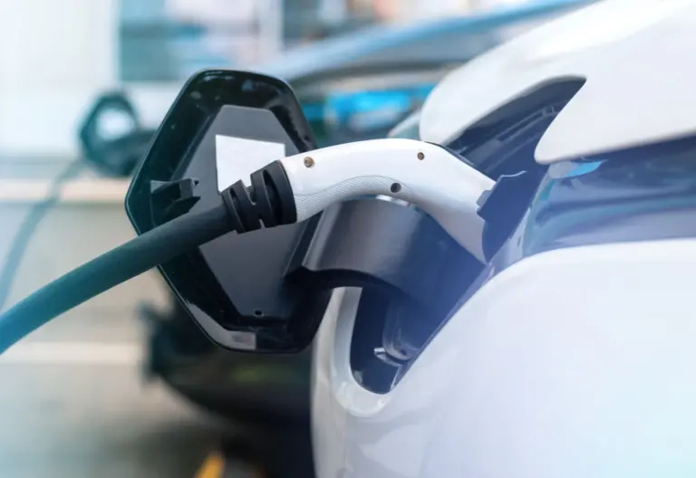 UTE registró un pico de cargas de vehículos eléctricos en diciembre y prevé instalar más terminales este año