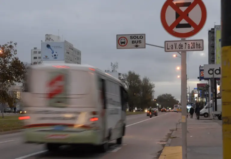IMM empieza a fiscalizar el uso del carril Solo Bus: de cuánto es la multa por estacionar o circular
